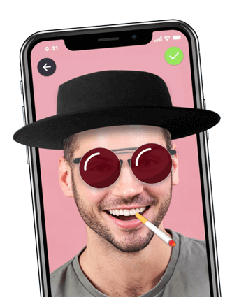 Mann mit virtuellem Hut und Sonnenbrille auf dem Handybildschirm.