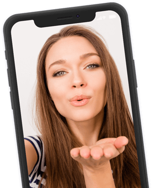 Frau sendet Kuss vom Smartphone-Bildschirm